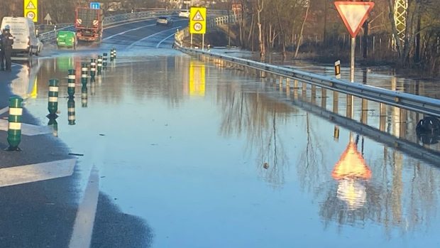 Vía cortada por inundación en San Fernando de Henares