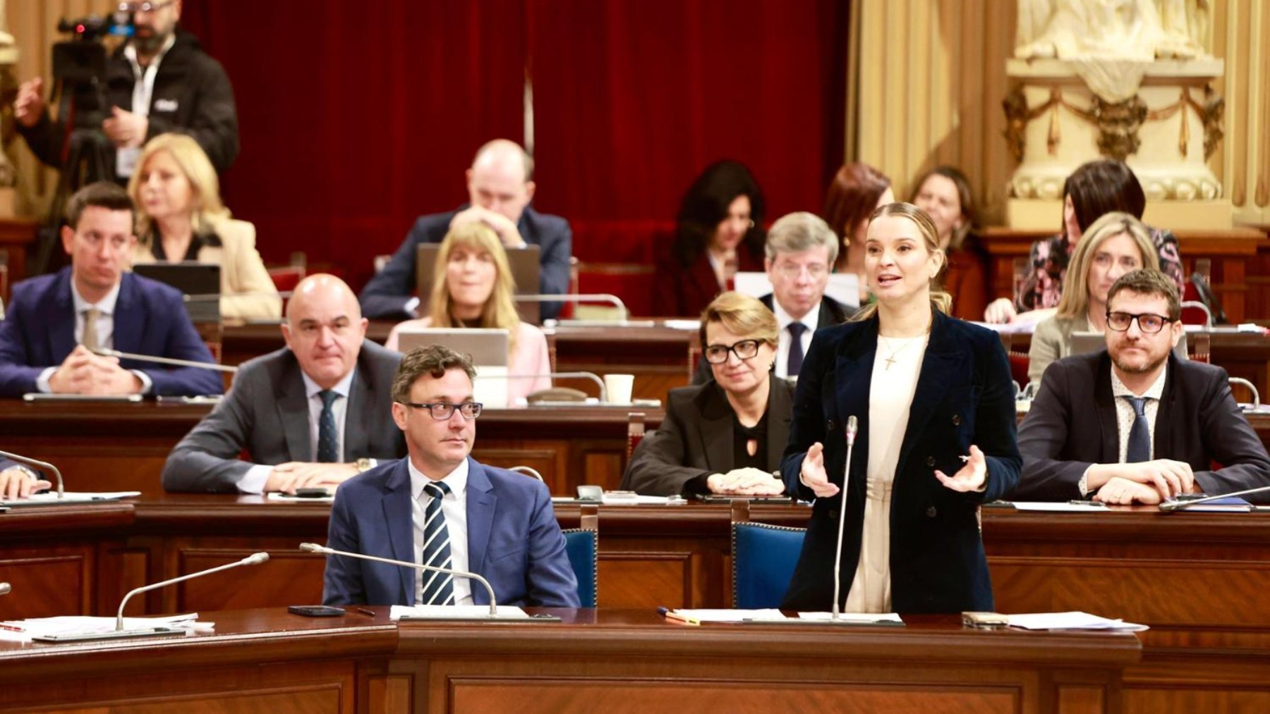 Antoni Costa y Marga Prohens durante un pleno del Parlament,.