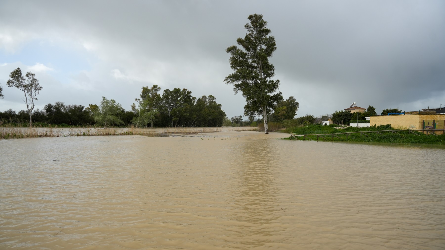 Casi 100 vecinos desalojados por la crecida del río Guadalete: «Esto se veía venir»