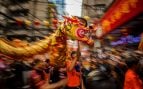 Los bailarines del dragón festejan el Año Nuevo Chino. Ezra Acayan/Getty Images