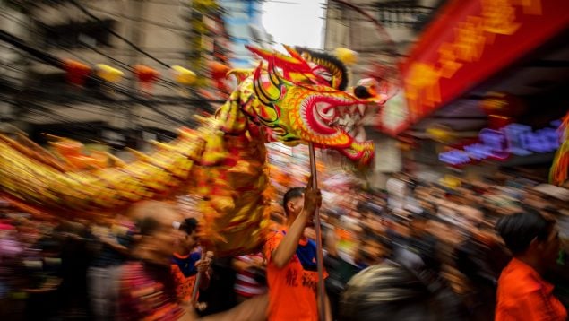 Los bailarines del dragón festejan el Año Nuevo Chino. Ezra Acayan/Getty Images