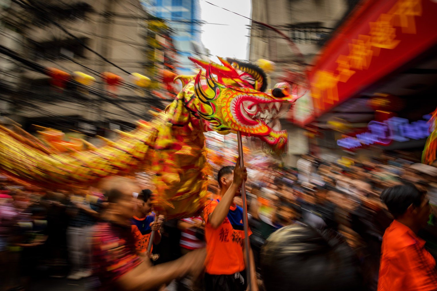 Los bailarines del dragón festejan el Año Nuevo Chino. Ezra Acayan/Getty Images