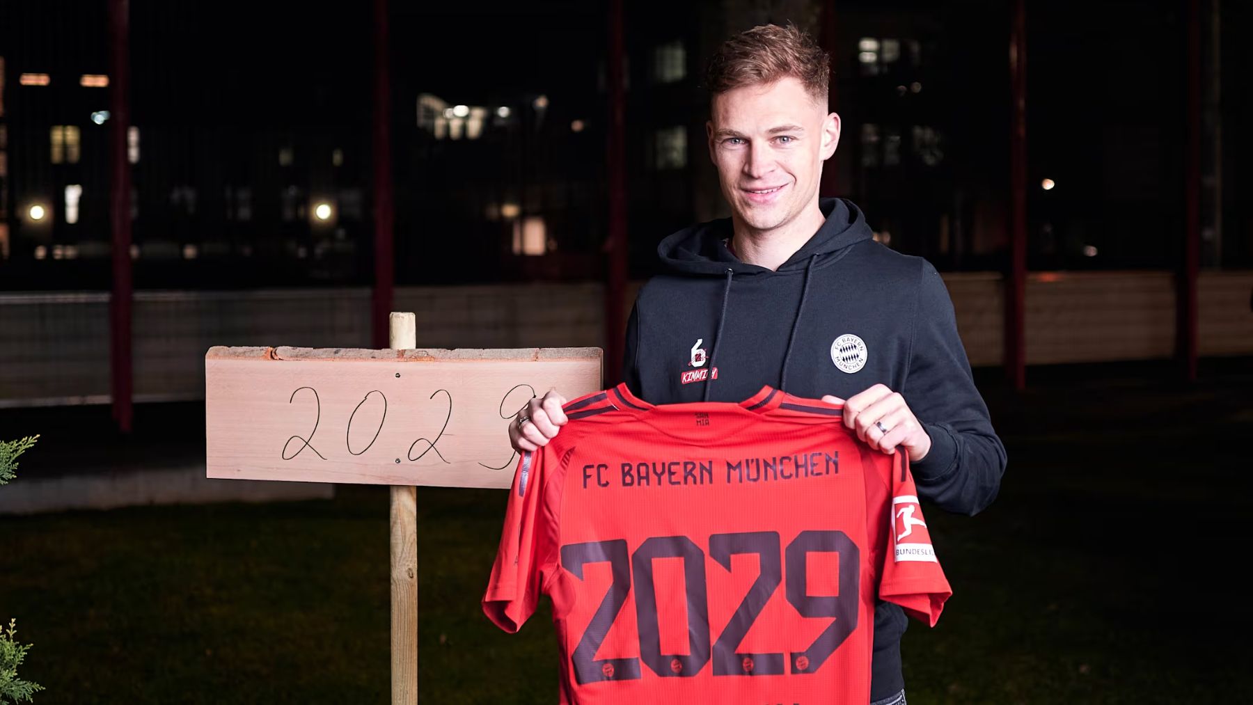 Kimmich posa con la camiseta del Bayern tras renovar. (Bayern de Múnich)