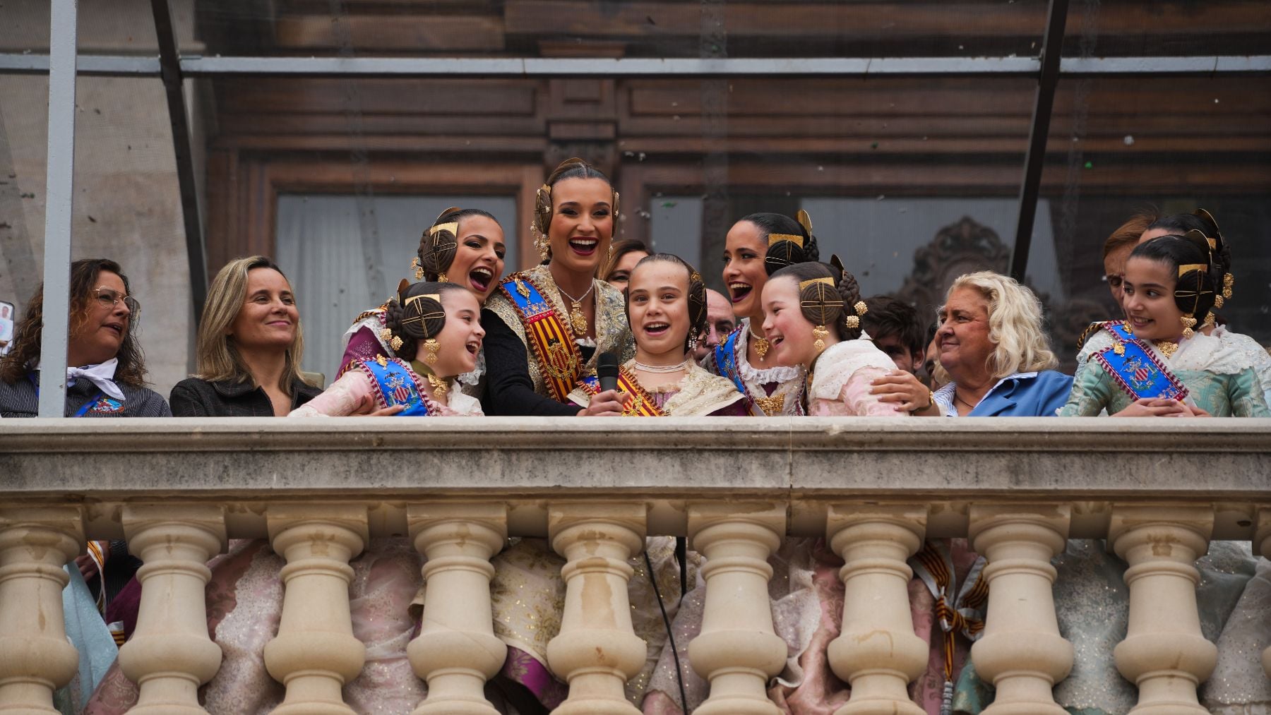 Las falleras mayores y su corte de honor en el balcón del ayuntamiento. (Foto: EP)