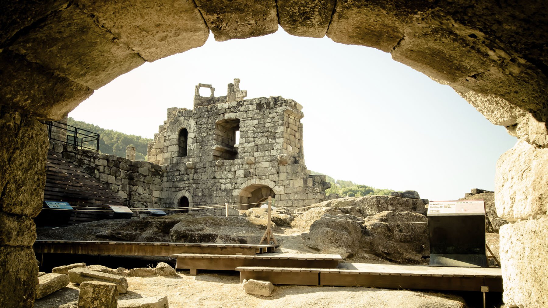 Interior del castillo de Ribadavia. Foto: Interior del castillo de Ribadavia. Foto: Lansbricae en Wikimedia Commons.