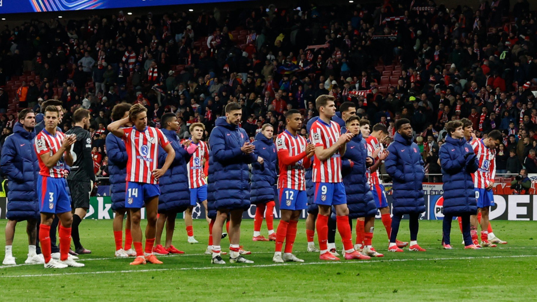 Los jugadores, aplaudiendo a la afición.