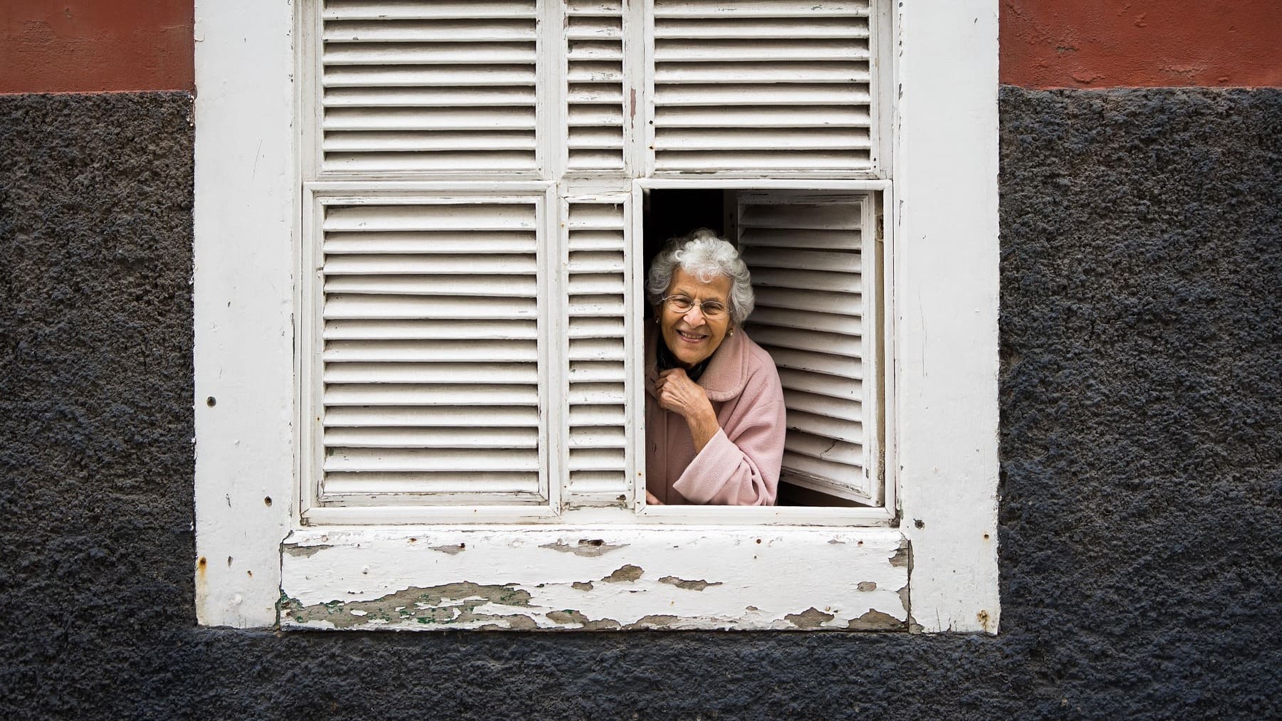 Mujer mirando por la ventana.