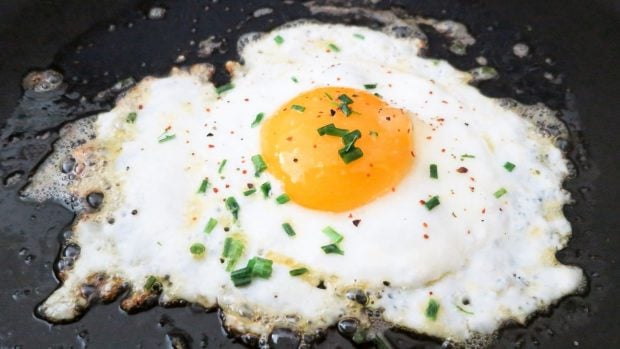 Truco de los huevos fritos