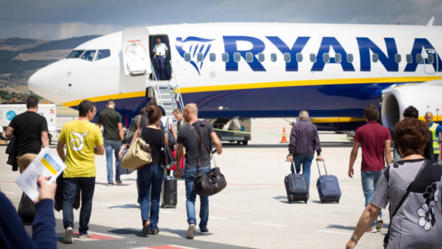 Pasajeros a punto de subir a un avió de Ryanair en Italia. (Foto: iStock)