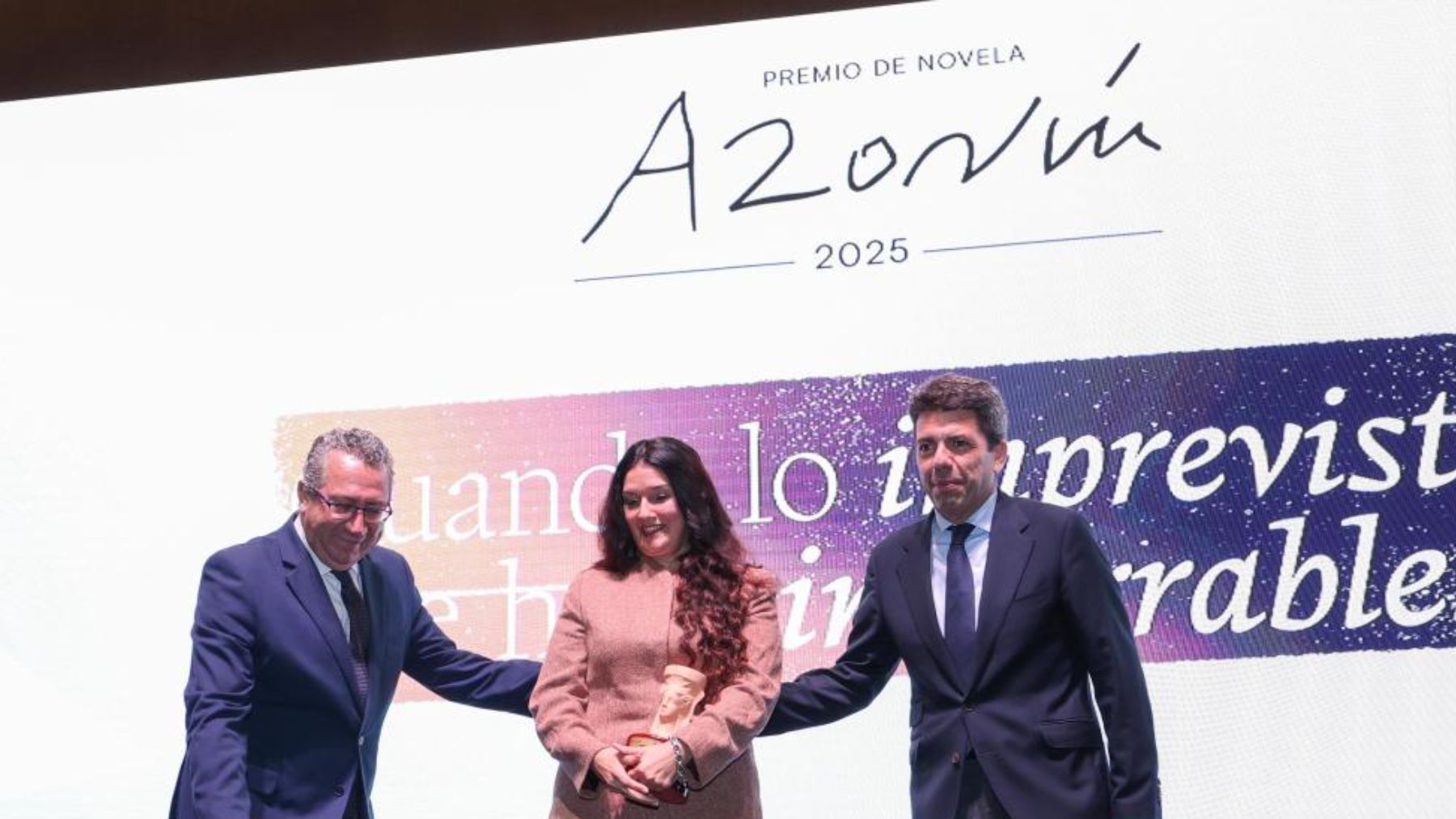 Rosario Raro, con Carlos Mazón y Toni Pérez. Este jueves, tras recibir el ‘Premio Azorín’.