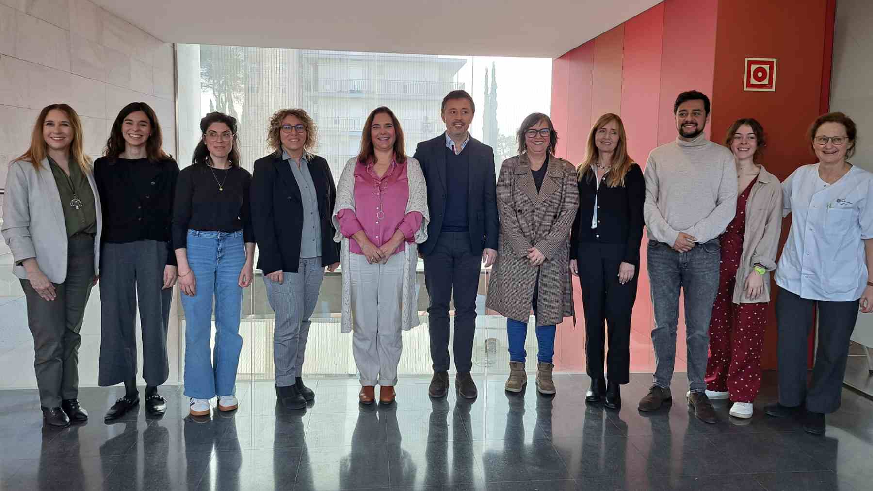 Manuela García y Javier Ureña, con los nueve psicólogos clínicos.