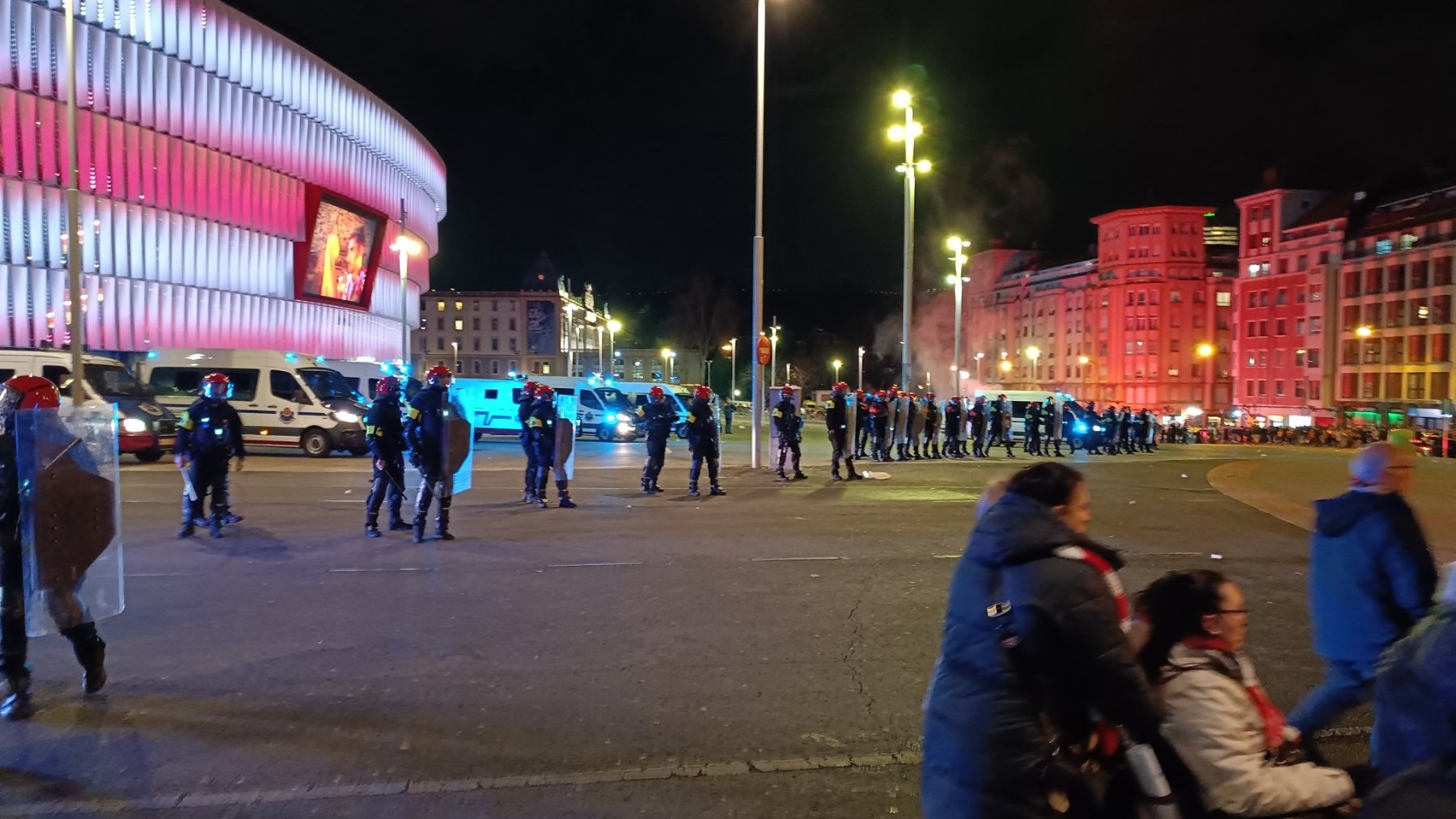 Caos en San Mamés: la Ertzaintza carga contra ultras del Athletic y de la Roma