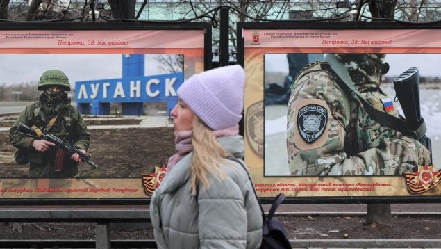 Una mujer pasa carteles del Ministerio de Interior ruso en Moscú, esta semana. EFE/EPA/ MAXIM SHIPENKOV