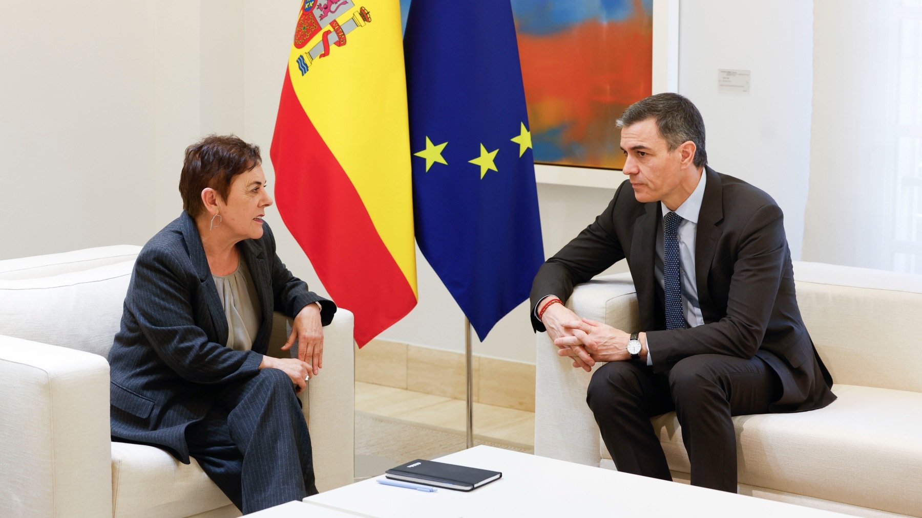 Pedro Sánchez y Mertxe Aizpurua, en la reunión en La Moncloa. (EFE)