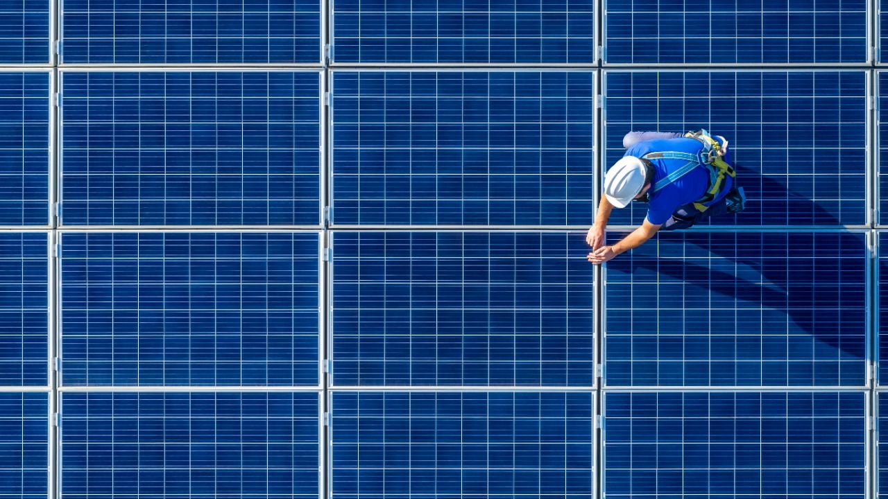 Tejado con placas solares.
