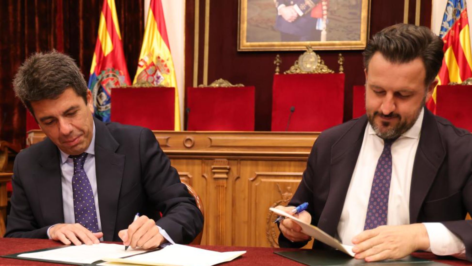 Carlos Mazón y Pablo Ruz en la firma del protocolo. Este viernes, en el Ayuntamiento de Elche.