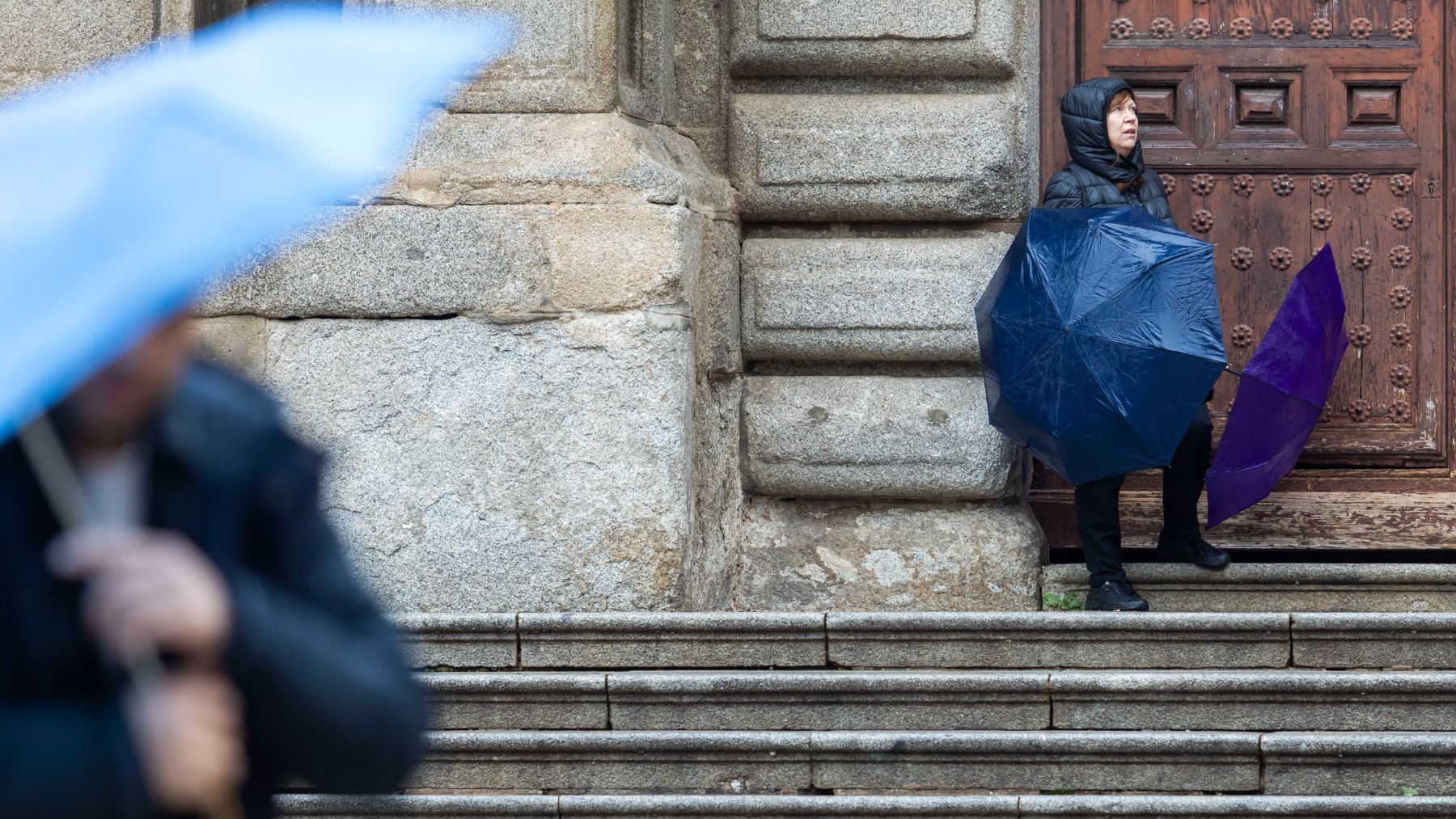 Una mujer se protege de la lluvia en Toledo. (Foto: Efe)