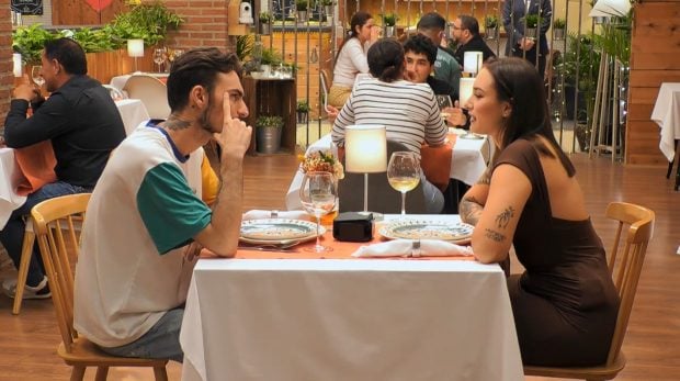 Jota y Milena en First Dates. (Mediaset)