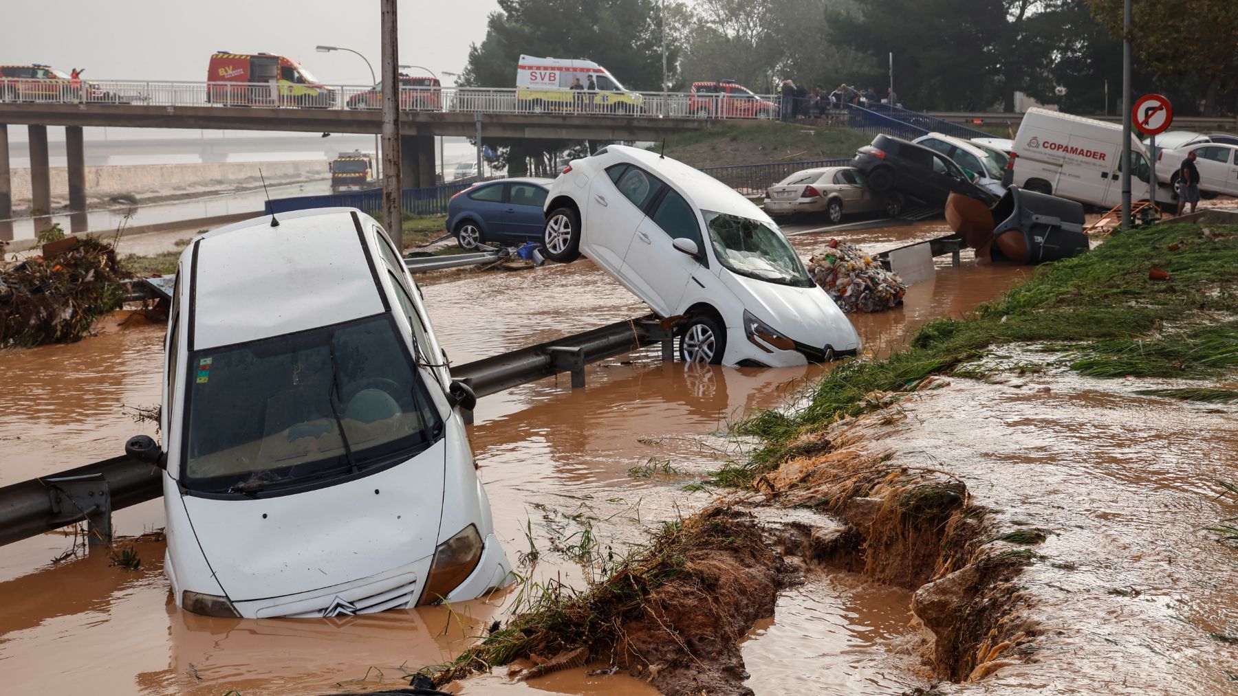 Vehículos en los alrededores de la V-30 tras el paso de la DANA y la subida del cauce del río Turia (Foto: Europa Press)