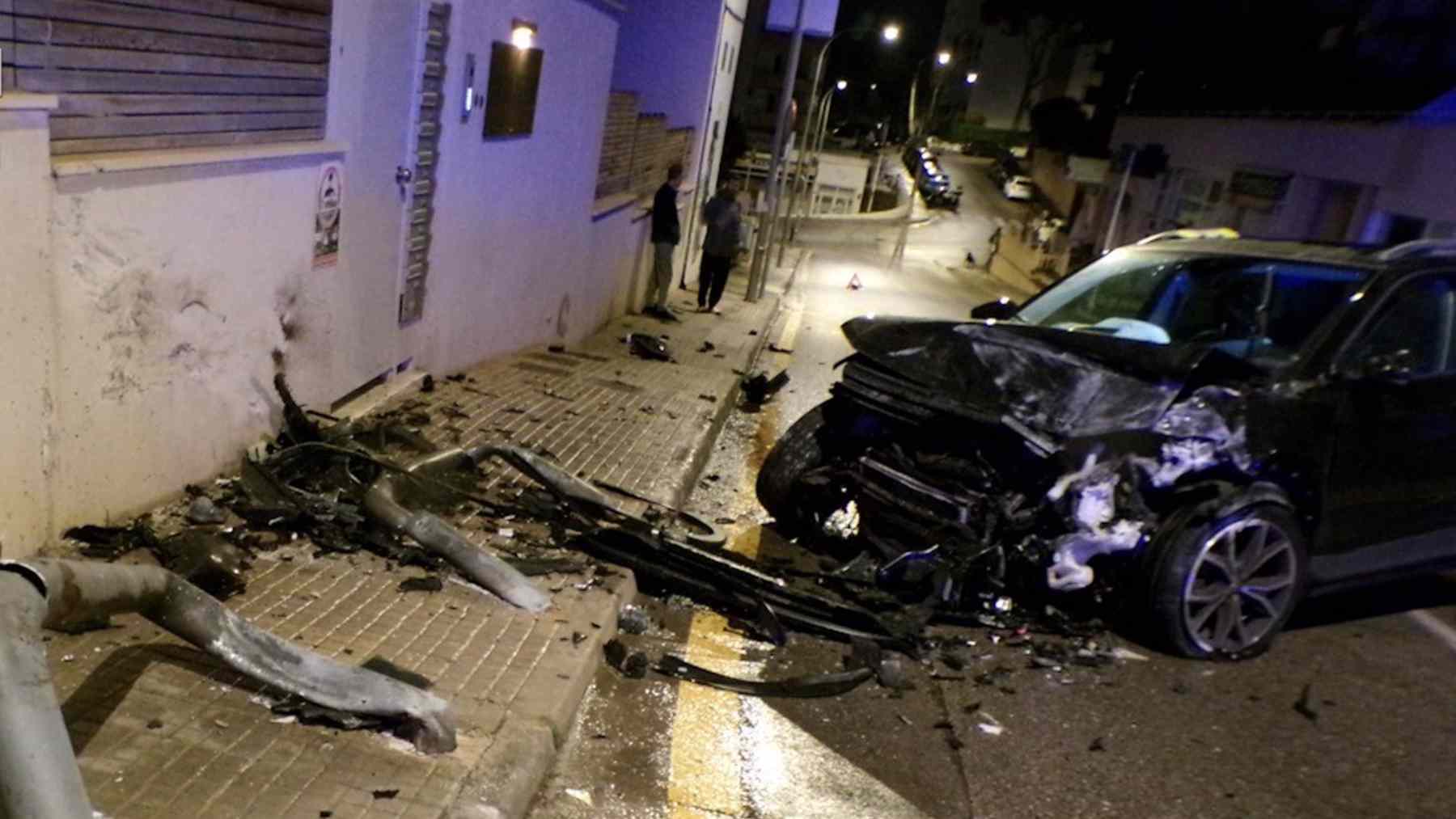 Un conductor de 20 años y que triplicaba la tasa de alcohol se estampa contra una casa en la calle Saridakis