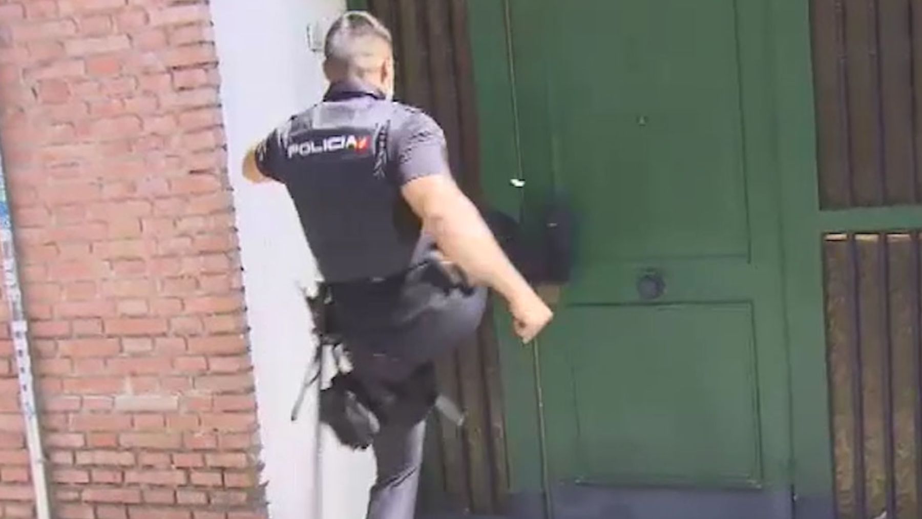 Un policía accediendo a una vivienda.