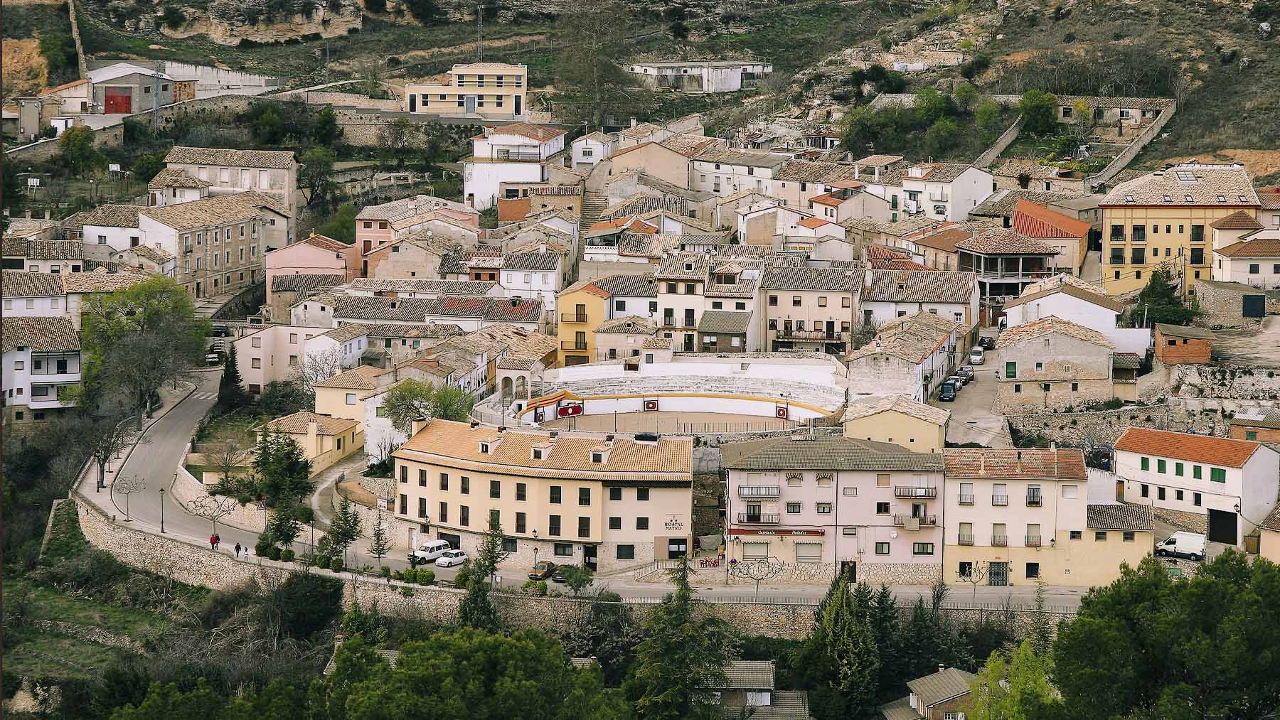 Vista panorámica de Pastrana y su plaza de los toros. Foto: KikeMad en Wikimedia Commons.