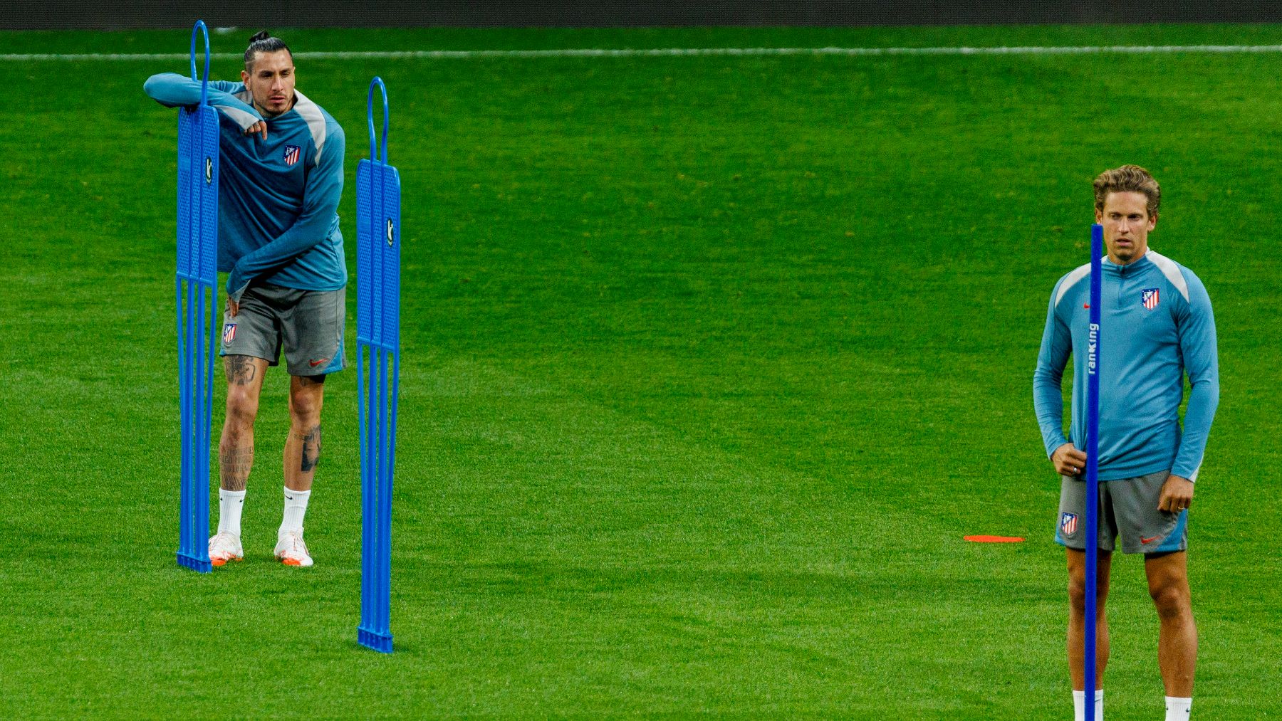 Giménez y Llorente durante el último entrenamiento del Atlético antes de recibir al Barcelona. (EFE)