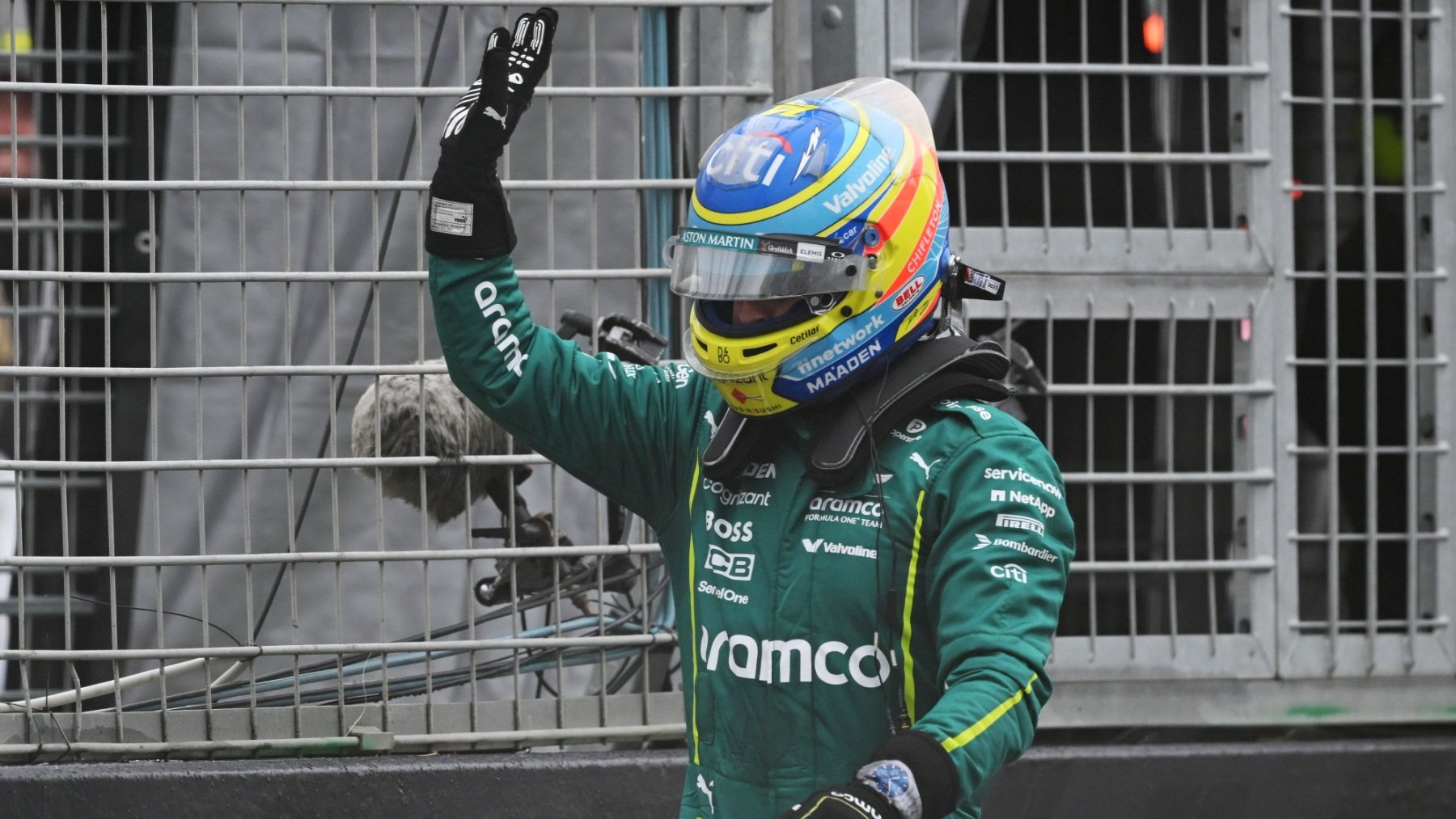 Fernando Alonso al bajarse del coche tras su accidente en Melbourne. (Getty)