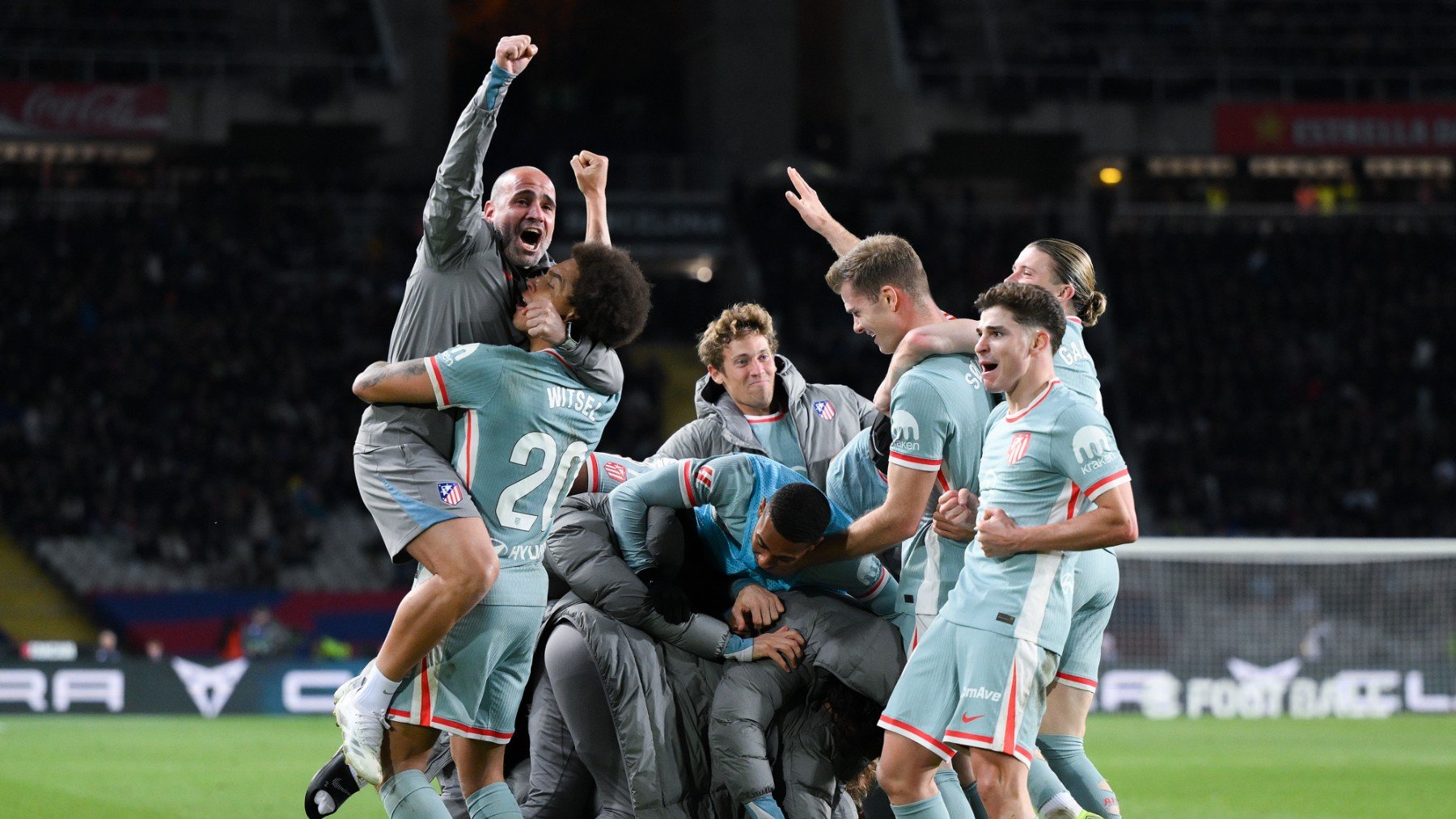 Los jugadores del Atlético celebran el gol de Sorloth en Liga contra el Barcelona. (Getty)