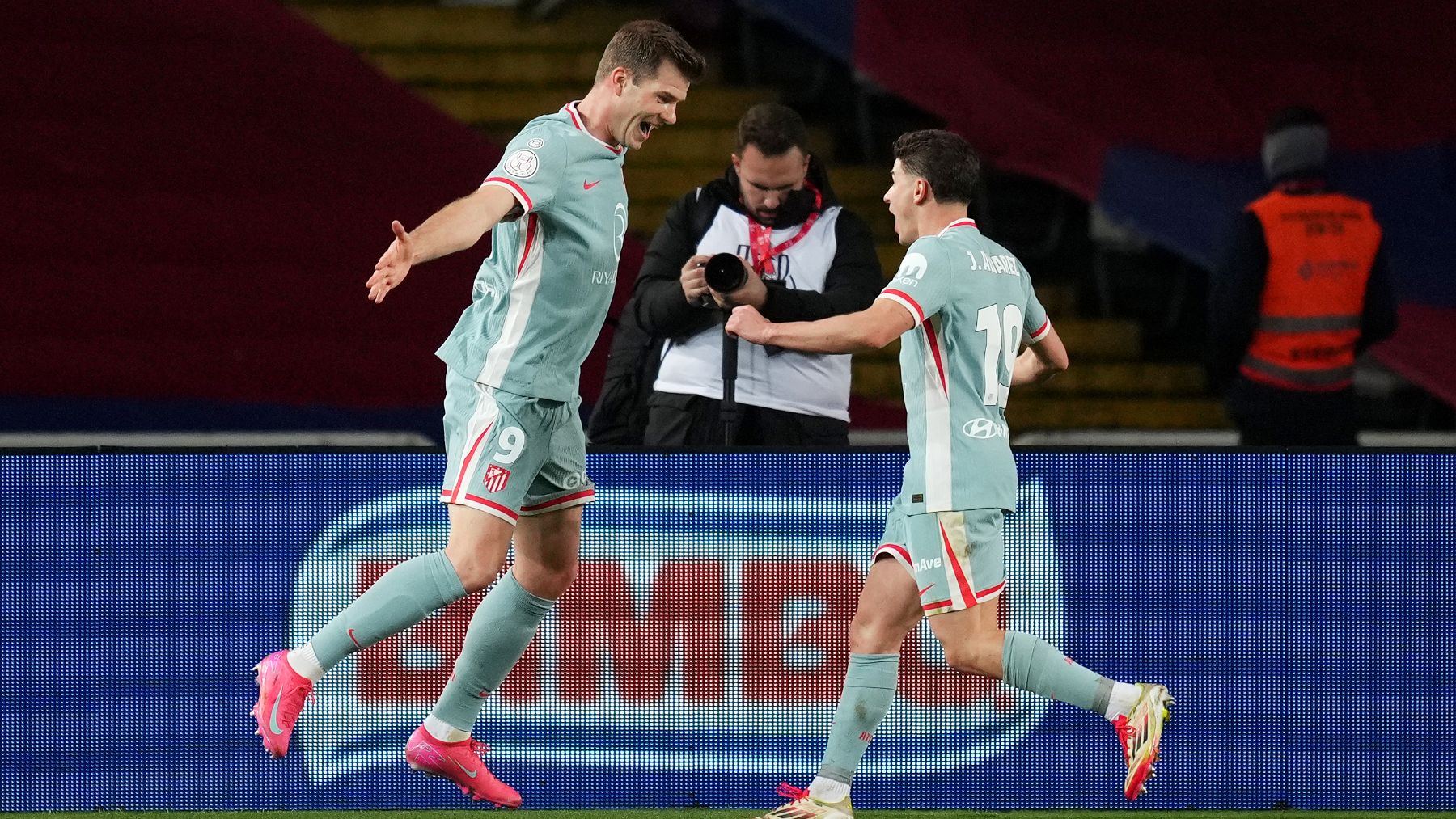 Sorloth y Julián Álvarez celebran el gol el noruego contra el Barcelona en Copa del Rey. (Getty)