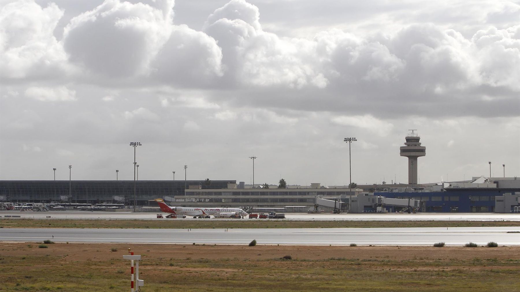 Varios aviones en una de las pistas del aeropuerto de Palma. (EP)