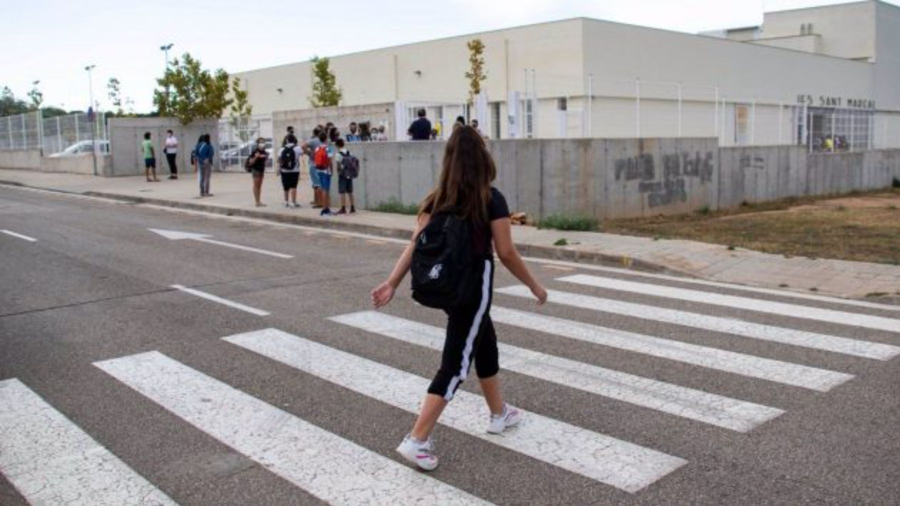 Una alumna llega al colegio.