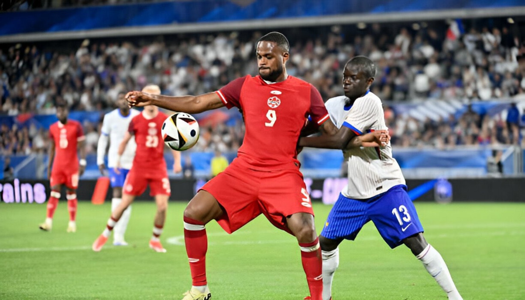 Larin, en un partido con Canadá.