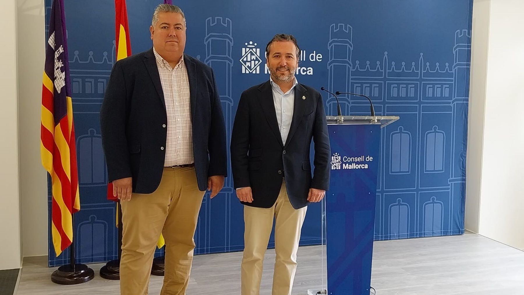 El director de Movilidad en Mallorca, Rafael Oliver, y el conseller Fernando Rubio.