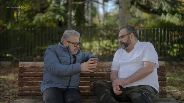 Alberto Chicote junto a uno de los concursantes de Batalla de restaurantes (Atresmedia).