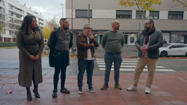 Alberto Chicote junto a los concursantes de Batalla de restaurantes en su paso por Valladolid (Atresmedia).