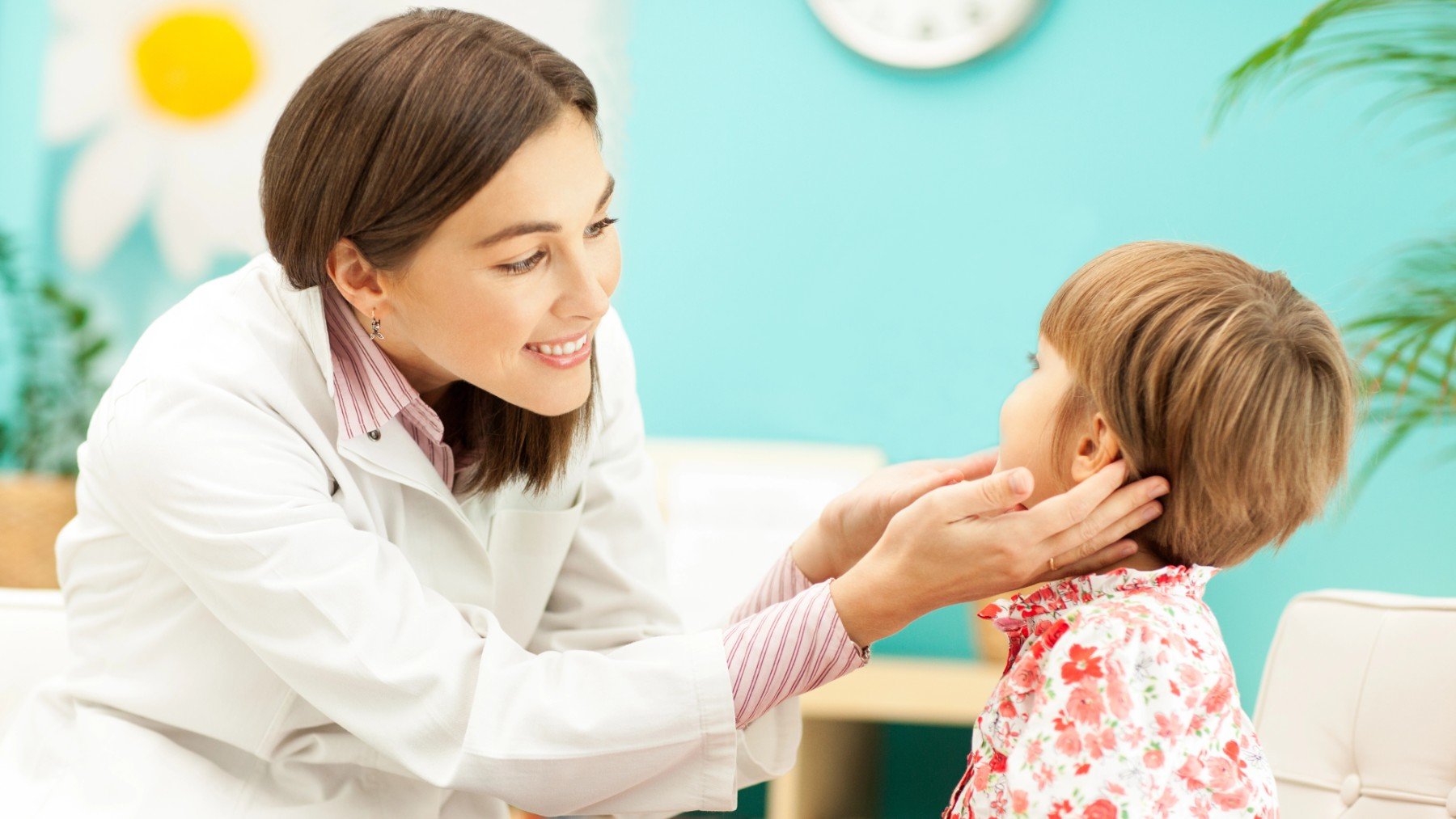 Una doctora descarta una posible enfermedad reumática en una niña.