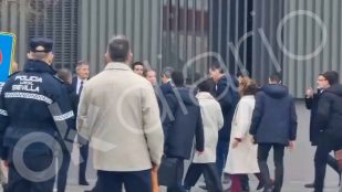 Sevilla recibe a Pedro Sánchez entre abucheos: ¡Vete de aquí! ¡Nos estamos desangrando!