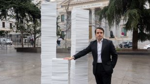 El monumento contra la burocracia llega al Congreso: 40.000 folios con sólo 2 meses de leyes en España