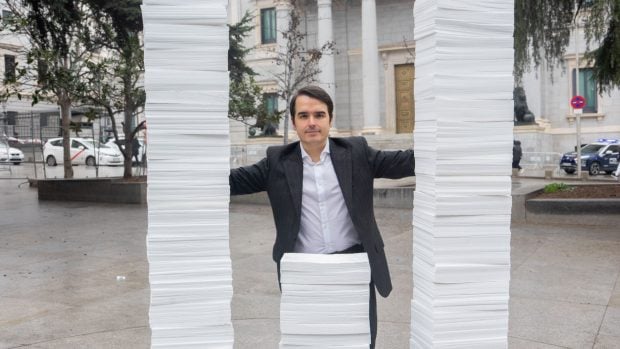 Diego Sánchez de la Cruz, director de FRI, monumento contra la burocracia, congreso de los diputados