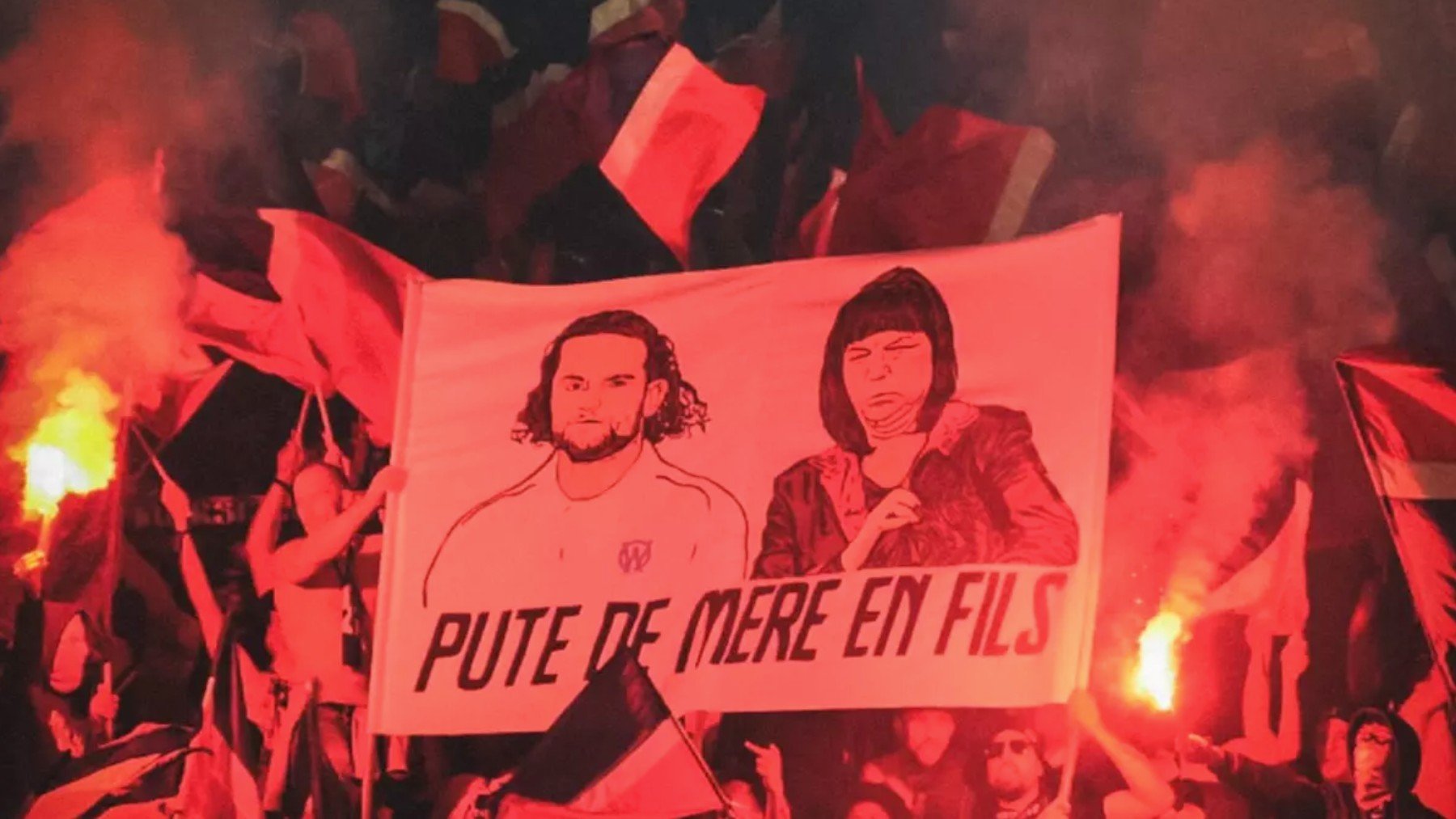 Algunos de los tifos contra Rabiot en el Parque de los Príncipes. (Footmercato)