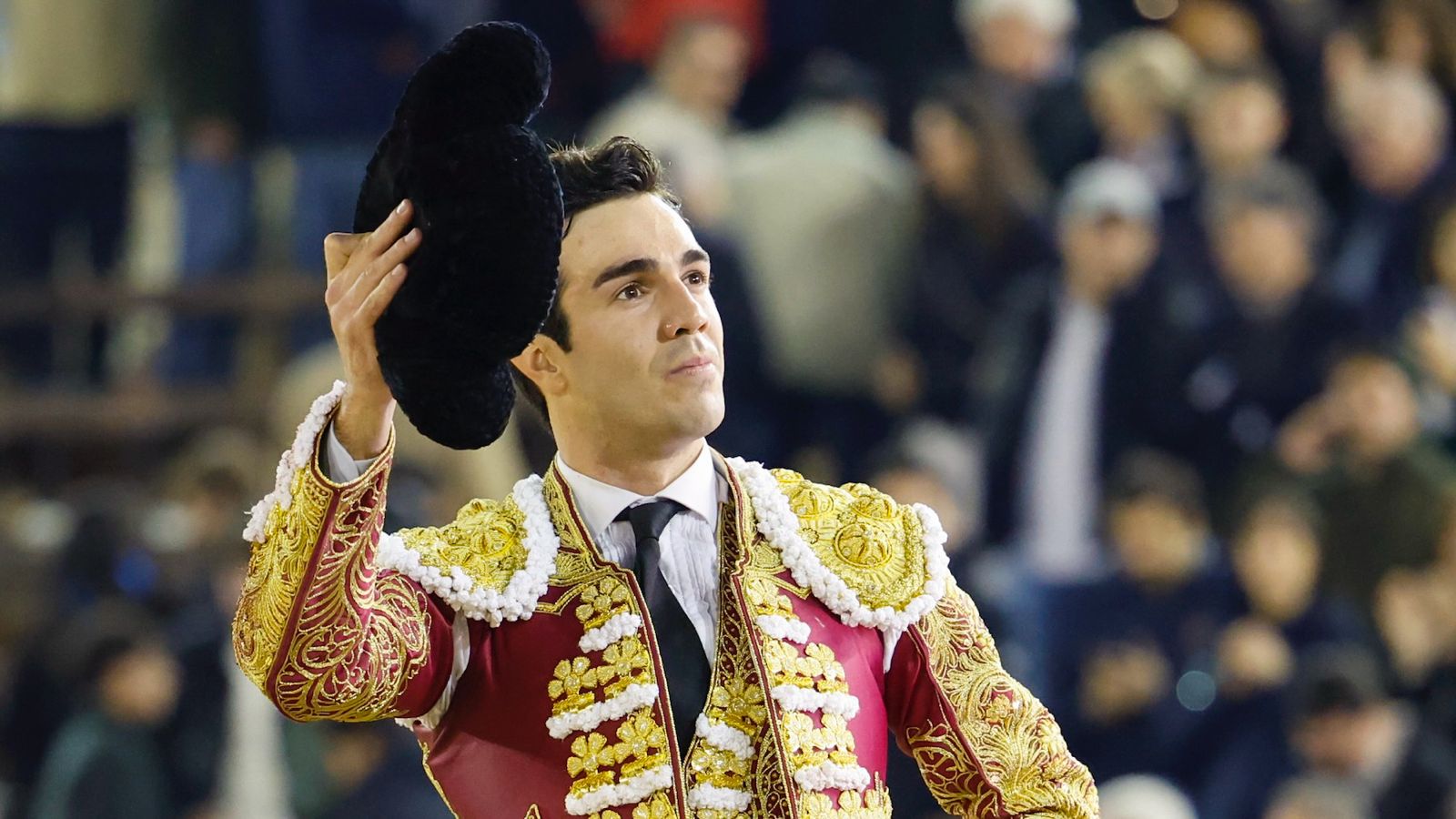 Tomás Rufo saluda al tendido en la Feria de Fallas. (Efe)