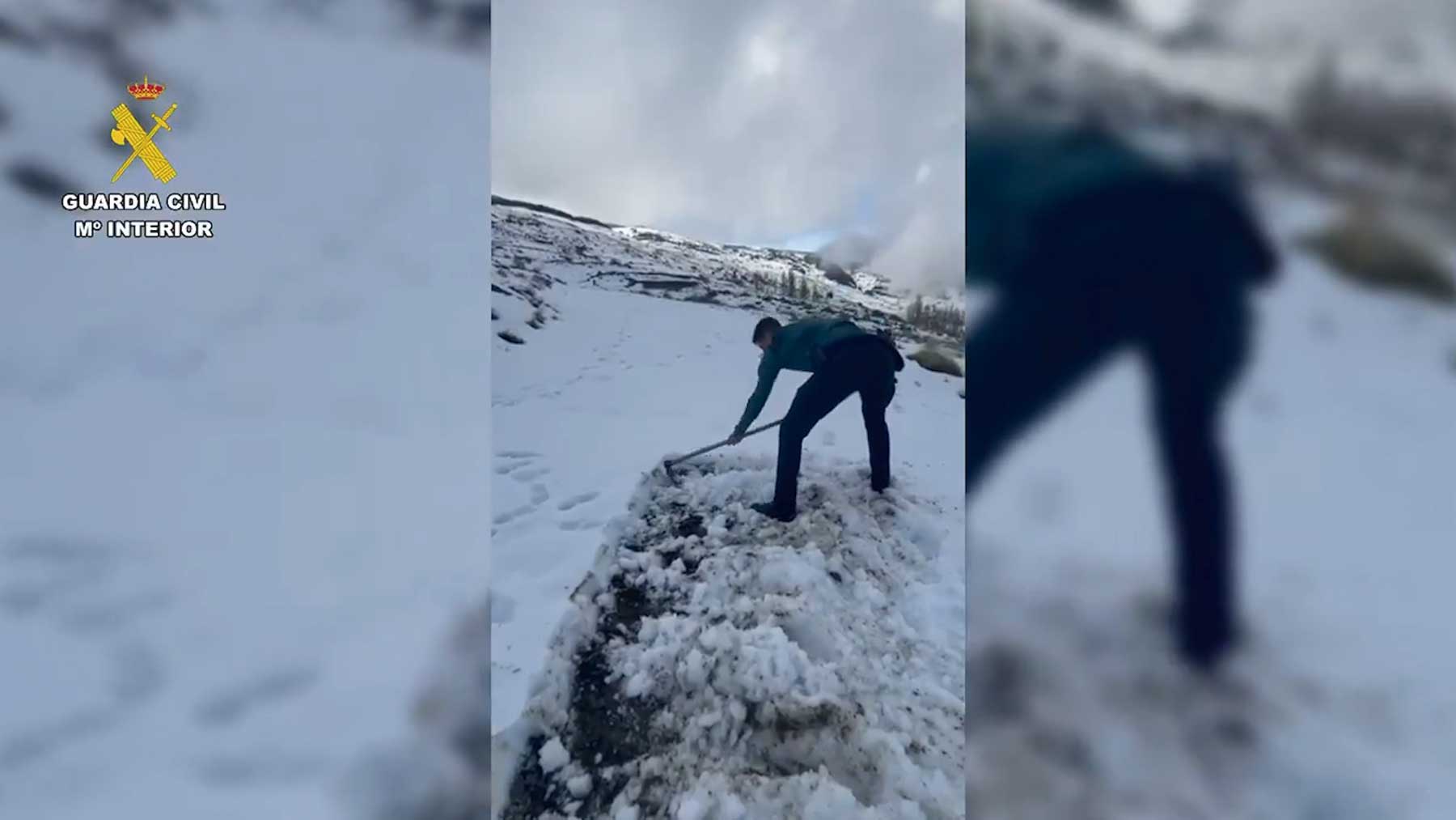 Así ha rescatado la Guardia Civil a dos adultos y dos bebés atrapados por la nieve en Almería