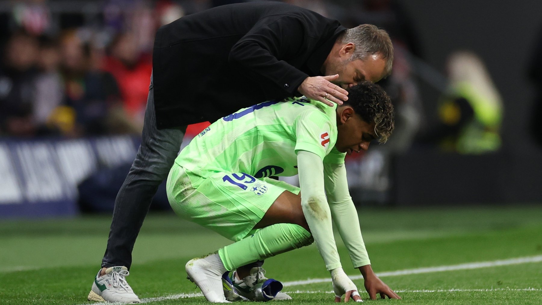 Hansi Flick junto a Lamine Yamal en la banda del Metropolitano. (Getty)