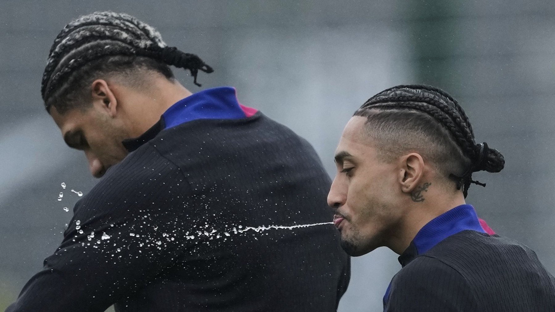 Ronald Araujo y Raphinha, en un entrenamiento. (EFE)