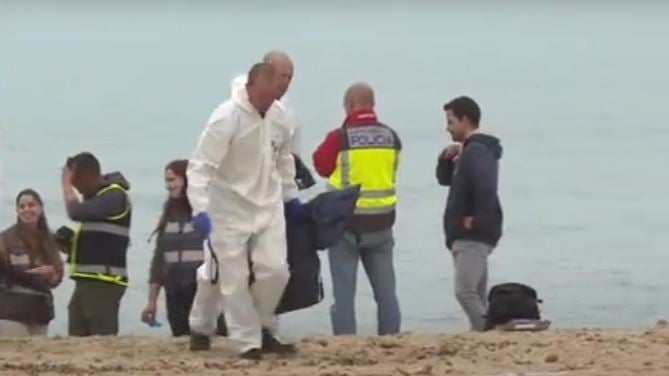 Levantamiento del cadáver hallado en la playa del Arenal. IB3 Notícies