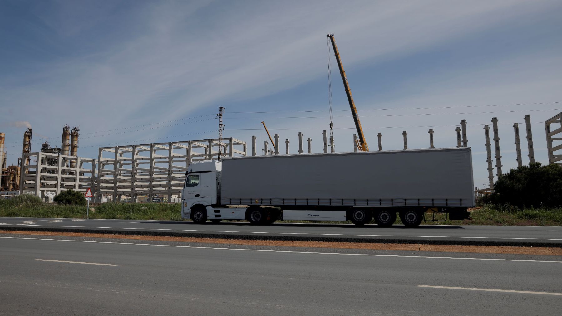 La vuelta a Europa de camiones con biocombustibles llega al Parque Energético de Moeve en Huelva