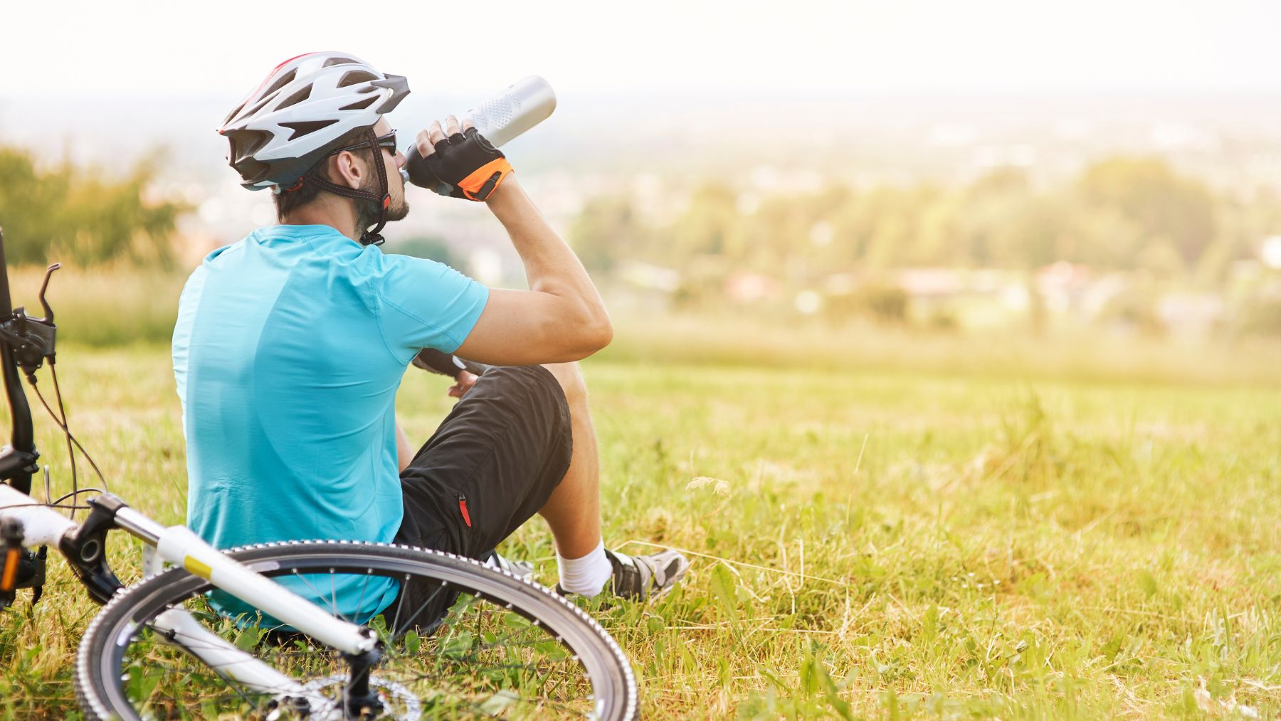 Un ciclista descansando (iStock)