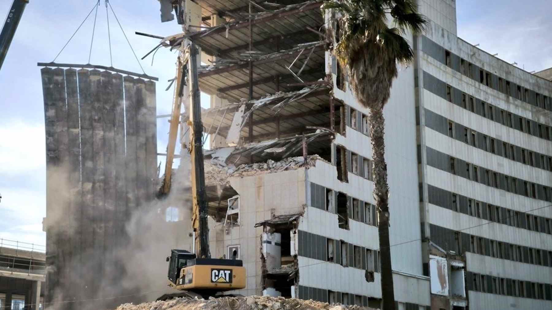 Arranca el derribo del edificio central del Hospital de Son Dureta, que durará cinco meses