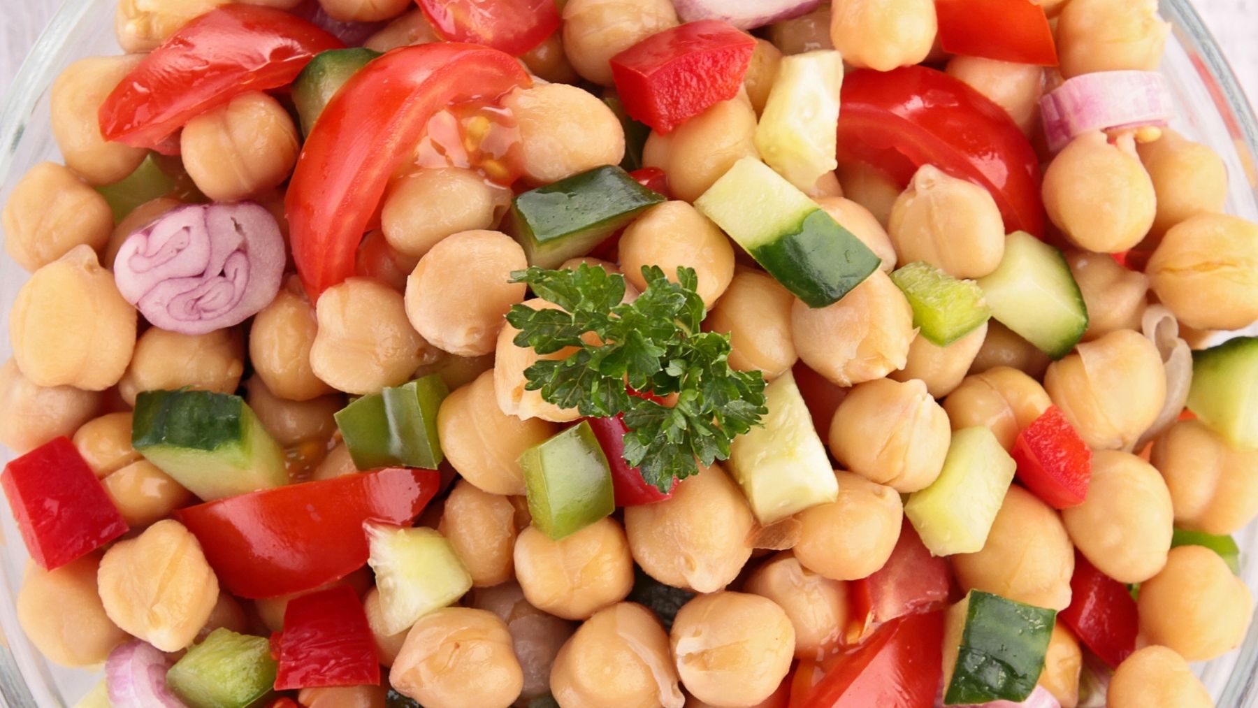 El aviso de la OCU por esto que hacemos todos al comer garbanzos: es peligroso